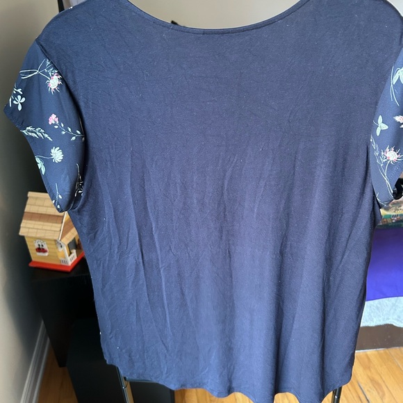 Denver Hayes Black Floral V-Neck Tee with Pastel Blooms - Picture 3 of 3